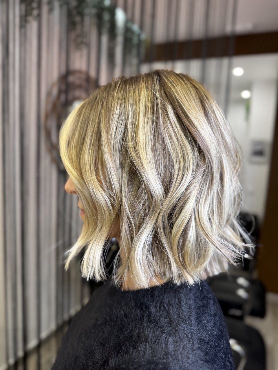 Bob rubio con ondas · Creazioni Hair Salon